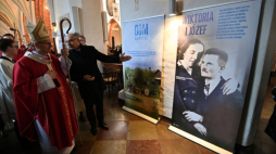 Zastępca prezesa IPN Mateusz Szpytma (3L) oraz metropolita gdański, arcybiskup Tadeusz Wojda (2L) podczas otwarcia wystawy "Błogosławieni Ulmowie z Markowej" w Katedrze Oliwskiej w Gdańsku. Fot. PAP/A. Jackowski