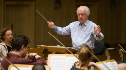 Poznań, 07.02.2024. Dyrygent Antoni Wit podczas próby przed piątkowym koncertem Orkiestry Filharmonii Poznańskiej „Urodziny Maestra”. Fot. PAP/J. Kaczmarczyk