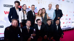 Aktorzy i twórcy filmu "1670" odebrali nagrodę za Najlepszy Filmowy Serial Fabularny podczas 26. Gali Polskich Nagród Filmowych ORŁY 2024. Fot. PAP/M. Obara