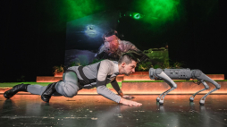 Scena ze spektaklu „Dobry Piesek”. Źródło: Facebook Teatru Współczesnego w Szczecinie 