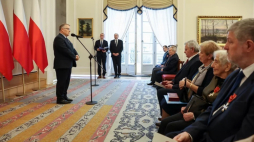 Minister Andrzej Dera i uczestnicy uroczystości odznaczenia działaczy niepodległościowych. Fot. KPRP
