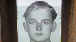 Czesław Kukuczka w oknie pamięci, Pomnik Muru Berlińskiego, Bernauer Straße./Żródło: Wikipedia
