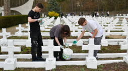 Stare Łysogórki (pow. gryfiński), 13.03.2024. Uczniowie klas mundurowych szczecińskiego VII Liceum Ogólnokształcącego sprzątają mogiły na Cmentarzu Wojennym Żołnierzy I Armii Wojska Polskiego. Fot. PAP/M. Bielecki