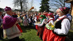 Biskup pomocniczy kielecki Marian Florczyk (L) podczas tradycyjnego święcenia pokarmów przed dworem Stefana Żeromskiego w Ciekotach.  30.03.2024. Fot. PAP/P. Polak