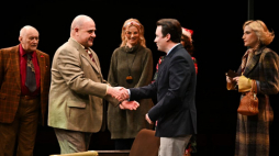 Aktorzy: Cezary Żak (2L), Jakub Zając (2P), Weronika Warchoł (P), Katarzyna Kołeczek (C) i Grzegorz Warchoł (L) na próbie medialnej spektaklu "Ciemny grylaż" w reżyserii Cezarego Żaka. Fot. PAP/R. Pietruszka