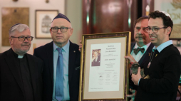 Ksiądz Alfred Wierzbicki (L), przedstawiciel Towarzystwa Jana Karskiego Andrzej Ludek (2P) i Yuval Danzig (P) podczas wręczenia Nagrody Specjalnej Orła Jana Karskiego dla Alexa Dancyga w Synagodze Nożyków w Warszawie. Fot. PAP/P. Supernak