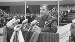 Centralna Akademia z okazji 22 lipca: przemawia radziecki kosmonauta Jurij Gagarin. Katowice, 22.07.1961. Fot. PAP/H. Grzęda