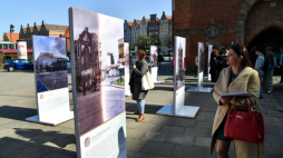 Otwarcie wystawy IPN w technice 3D „Miasto ruin-miasto nadziei. Gdańsk zniszczony-Gdańsk odrodzony” na Targu Węglowym w Gdańsku. Fot. PAP/A. Jackowski