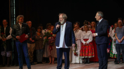 Dyrektor Naczelny i Artystyczny Teatru im. Słowackiego Krzysztof Głuchowski (L), aktor Andrzej Grabowski (C) i minister kultury i dziedzictwa narodowego Bartłomiej Sienkiewicz (P) po premierze spektaklu "Wesele" Stanisława Wyspiańskiego w reżyserii Mai Kleczewskiej. Fot. PAP/Ł. Gągulski