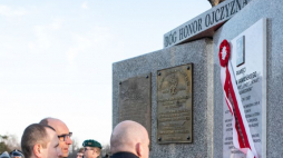 Dyrektor białostockiego IPN Marek Jedynak (2P) i członek rodziny Krzysztof Kamieński (L) podczas odsłonięcia tablicy upamiętniającej płk. Jana Kamieńskiego. Tryczówka, 10.03.2024. Fot. PAP/M. Kość