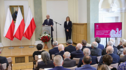 Warszawa, 19.03.2024. Zastępca prezesa IPN Mateusz Szpytma (C) podczas uroczystości wręczenia Krzyży Wolności i Solidarności działaczom opozycji niepodległościowej z lat 1956–1989, w Pałacu Staszica. Fot. PAP/R. Guz