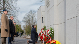 Szef UdSKiOR Lech Parell w Narodowy Dzień Żołnierzy Wyklętych złożył wieniec w Mauzoleum na "Łączce". Źródło: Urząd do Spraw Kombatantów i Osób Represjonowanych