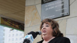 Prezes Fundacji Shalom, aktorka i piosenkarka Gołda Tencer (L) podczas uroczystości upamiętniających 54. rocznicę Marca '68 przed tablicą pamiątkową na Dworcu Gdańskim. Warszawa, 08.03.2022. Fot. PAP/P. Supernak