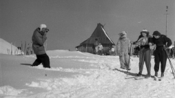 Pamiątkowa fotografia z misiem. Zakopane, 1949 r. Fot. PAP/CAF