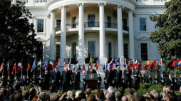 Prezydent USA George W. Bush wita nowych członków NATO. Waszyngton, 29.03.2004. Fot. PAP/EPA