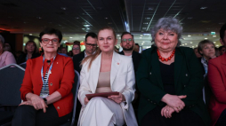 Minister edukacji narodowej Barbara Nowacka (L) uczestniczy w XX Ogólnopolskiej Konferencji Kadry Kierowniczej Oświaty w Krakowie, podczas której wręczyła Gabrieli Olszowskiej (P) powołanie na stanowisko małopolskiej kurator. Fot. PAP/Art Service
