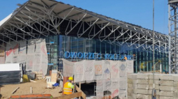 Zabytkowy neon na dworcu w Olsztynie. Źródło: materiały prasowe Polskich Kolei Państwowych S.A.