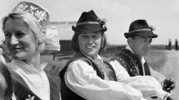 Impreza folklorystyczna na terenie Kaszubskiego Parku Etnograficznego, Wdzydze 1971 r. PAP/Afa Pixx/T. Degórski