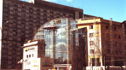 Przykład architektury lat 90. XX wieku: Atrium Plaza w Warszawie. Fot. PAP/P. Kopczyński