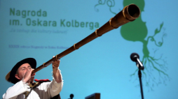 Krzysztof Trebunia-Tutka rozpoczyna uroczystość. Wręczenie nagród im. Oskara Kolberga „Za zasługi dla kultury polskiej” w 2014 r. Fot. PAP/T. Gzell