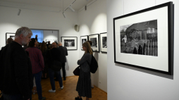 Otwarcie wystawy zdjęć Tomasza Tomaszewskiego w Galerii Fotografii Miasta Rzeszowa w 2022 r. Fot. PAP/D. Delmanowicz