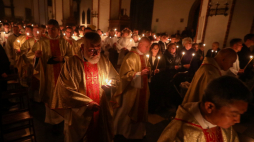 Wierni podczas rozpoczynającej obchody Zmartwychwstania Pańskiego liturgii Wigilii Paschalnej w Archikatedrze Warszawskiej w 2023 r. Fot. PAP/T. Gzell