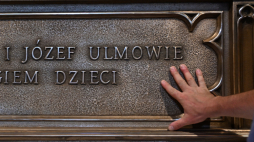Relikwiarz w kształcie sarkofagu, z doczesnymi szczątkami błogosławionych członków rodziny Ulmów w bocznym ołtarzu kościoła pw. św. Doroty w Markowej. PAP/D. Delmanowicz