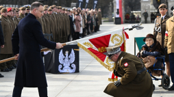 Prezydent RP Andrzej Duda przekazuje sztandar dowódcy WOT gen. bryg. Krzysztofowi Stańczykowi. W tle matka chrzestna sztandaru, uczestniczka Powstania Warszawskiego Halina Rogozińska. Fot. PAP/R. Pietruszka