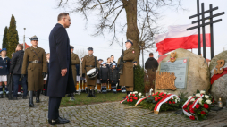 Prezydent RP Andrzej Duda podczas uroczystości złożenia wieńców pod Pomnikiem Żołnierzy Wyklętych przed kościołem pw. Świętej Rodziny w Mławie. Fot. PAP/L. Szymański 