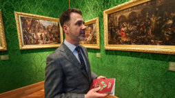 Kurator dr Mariusz Klarecki podczas prezentacji wystawy "Matejko nieznany. Dzieła z kolekcji prywatnych" w Zamku Królewskim w Warszawie. Fot. PAP/S. Pulcyn