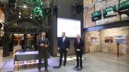 Marszałek województwa Jakub Chełstowski (L), prezydent Rybnika Piotr Kuczera (C) i radny sejmiku województwa śląskiego Grzegorz Wolnik (P) podczas uroczystości podpisania umowy na współprowadzenie Zabytkowej Kopalni Ignacy przez miasto Rybnik i województwo śląskie. Fot. PAP/M. Meissner