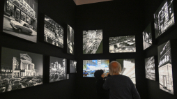 Wernisaż „Zbyszko Siemaszko. Fotograf Warszawy” w Domu Spotkań z Historią w Warszawie. Fot. PAP/R. Pietruszka