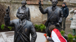 Uroczystość poświęcenia pomnika „Upamiętnienie Powstania Styczniowego w Wilnie” obok wileńskiego Klasztoru Franciszkanów przy u. Trockiej. Pomnik stanął w miejscu, gdzie pół roku przed wybuchem powstania rozpoczęły się protesty wilnian przeciwko władzy carskiej. Fot. PAP/V. Doveiko
