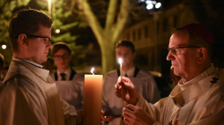 Metropolita gdański, przewodniczący Konferencji Episkopatu Polski abp Tadeusz Wojda (P) przewodniczy rozpoczynającej obchody Święta Zmartwychwstania Pańskiego liturgii Wigilii Paschalnej w Archikatedrze Oliwskiej w Gdańsku. Fot. PAP/A. Warżawa