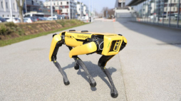 Pies-robot Spot prezentowany przed siedzibą Centrum Nauki Kopernik w Warszawie. Fot. PAP/R. Guz