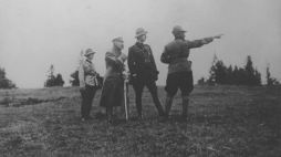 Wizyta oficjalna Marszałka Polski i Naczelnika Państwa Józefa Piłsudskiego w Rumunii: marszałek Piłsudski (drugi z lewej) i książę Karol (trzeci z lewej) podczas manewrów armii rumuńskiej. 09.1922. Fot. NAC