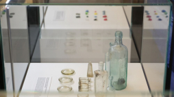 Prezentacja wybranych artefaktów kamienic z dawnej ul. Złotej podczas konferencji prasowej dot. zapowiedzi otwarcia wystawy znalezisk odkrytych podczas prac archeologicznych na placu Centralnym. Warszawa, 21.03.2024.  Fot. PAP/M. Marek