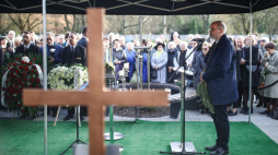 Prof. Andrzej Nowak (P) podczas uroczystości pogrzebowych poety i pieśniarza Leszka Długosza w nowej Alei Zasłużonych Cmentarza Rakowickiego w Krakowie. Fot. PAP/Ł. Gągulski