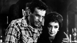 Aktorzy Zofia Mrozowska i Wiesław Gołas w filmie "Prawo i pięść" w reżyserii Jerzego Hoffmana i Edwarda Skórzewskiego. Fot. PAP/CAF/Reprodukcja