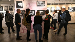 Wystawa „Zbyszko Siemaszko. Fotograf Warszawy” w Domu Spotkań z Historią w Warszawie. Fot. PAP/R. Pietruszka
