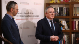 Minister kultury i dziedzictwa narodowego Bartłomiej Sienkiewicz (P) i pełnomocnik ministra kultury i dziedzictwa narodowego ds. połączenia Instytutu Książki i Instytutu Literatury Grzegorz Jankowicz (L) podczas konferencji prasowej w Instytucie Książki. Kraków, 09.03.2024. Fot. PAP/Ł. Gągulski