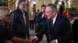 Dyrektor Naczelny i Artystyczny Teatru im. Słowackiego Krzysztof Głuchowski (2L), wicedyrektor Edyta Sotowska-Śmiłek (L) i minister kultury i dziedzictwa narodowego Bartłomiej Sienkiewicz (P) podczas premiery spektaklu "Wesele" Stanisława Wyspiańskiego w reżyserii Mai Kleczewskiej. Kraków, 16.03.2024. Fot. PAP/Ł. Gągulski