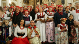 Tradycyjne święcenie pokarmów w strojach ludowych w kościele pw. św. Anny na Nikiszowcu w Katowicach. 30.03.2024. Fot. PAP/J. Praszkiewicz