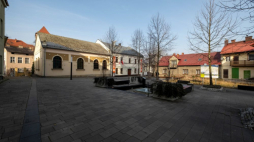 Synagoga Chewra Lomdei Misznajot (L) w Oświęcimiu. Fot. PAP/Kalbar