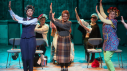 Białystok, 05.03.2024. Aktorki podczas próby medialnej spektaklu „Szwagierki” w Teatrze Dramatycznym im. Aleksandra Węgierki. Przedstawienie na podstawie sztuki Michela Tremblaya reżyseruje Michał Znaniecki. Fot. PAP/A. Reszko