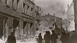 Tallińska starówka po sowieckim nalocie w marcu 1944 r. Źródło: Wikimedia Commons