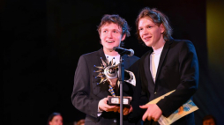 Hugo Tarres i Mateusz Tomaszewski, zdobywcy Grand Prix 44. Przeglądu Piosenki Aktorskiej podczas koncertu finałowego w Teatrze Capitol we Wrocławiu. Fot. PAP/M. Kulczyński