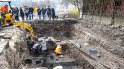 Prace archeologiczne na terenie kompleksu św. Ducha, najstarszego toruńskiego cmentarza. 15.03.2024. Fot. PAP/T. Żmijewski