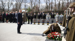 Prezydent RP Andrzej Duda (L) podczas uroczystości złożenia kwiatów pod pomnikiem Rodziny Ulmów. Markowa, 24.03.2024. Fot. PAP/Ł. Gągulski