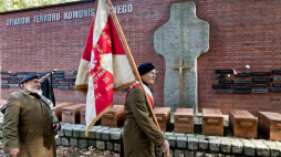 Pierwsze pochówki szczątków ekshumowanych więźniów z lat 1945-1956 r. na Cmentarzu Osobowickim. Wrocław, 21.10.2011. Fot. PAP/M. Kulczyński
